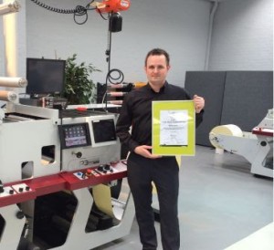 Phil Baldwin, aftermarket manager for Europe, with the Esko Full HD Certificate.