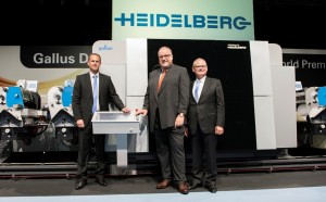 Stefan Heiniger, COO of the Labels division at Gallus, Heidelberg CEO Gerold Linzbach and anchor investor Ferdinand Rüesch, start up the new digital printing system for label printing, the Gallus DCS 340. 